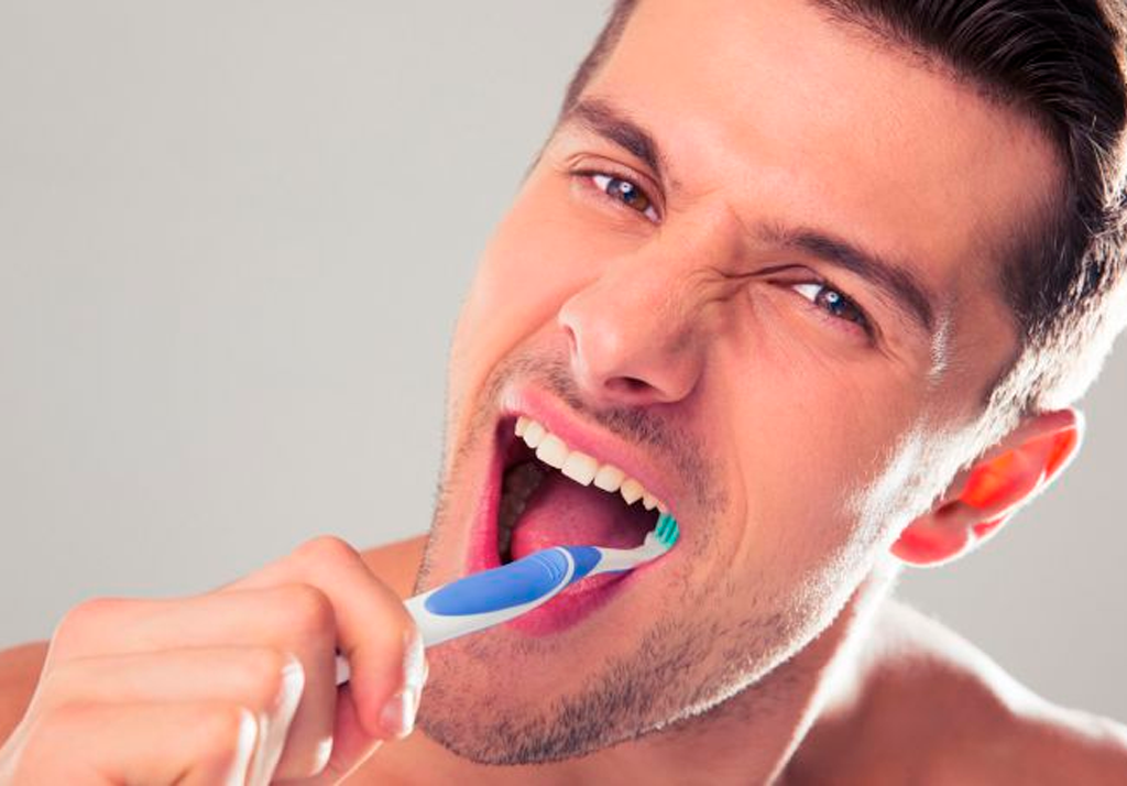 escovar os dentes com força